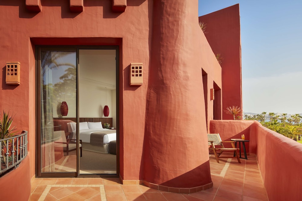 Suite, vistas al jardín del hotel Tivoli La Caleta Resort. Foto 7