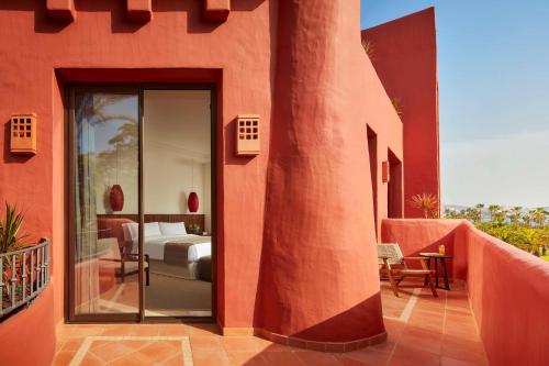 Suite con vistas al jardín y cama supletoria del hotel Tivoli La Caleta Resort. Foto 2