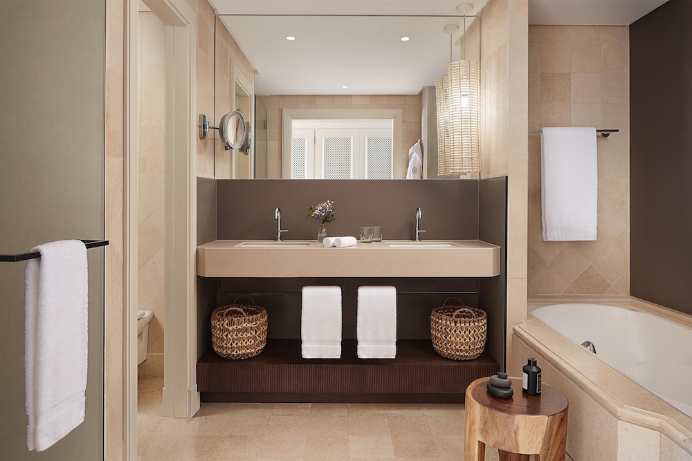 Habitación Premium, vistas parciales al mar del hotel Tivoli La Caleta Resort. Foto 4