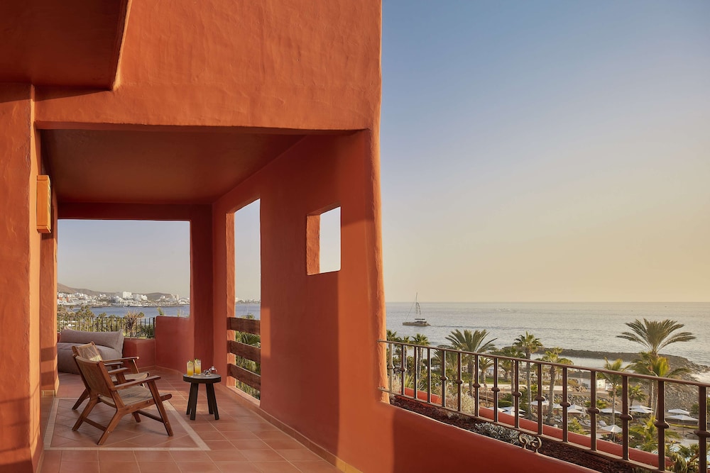 Suite, terraza, vistas al mar del hotel Tivoli La Caleta Resort