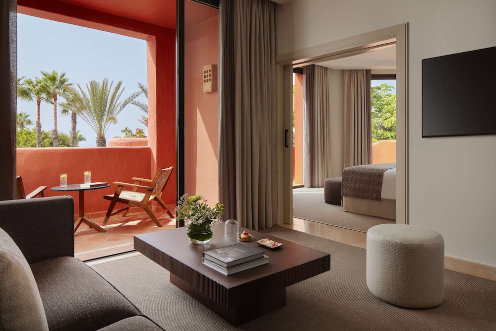 Suite, vistas al jardín del hotel Tivoli La Caleta Resort. Foto 9