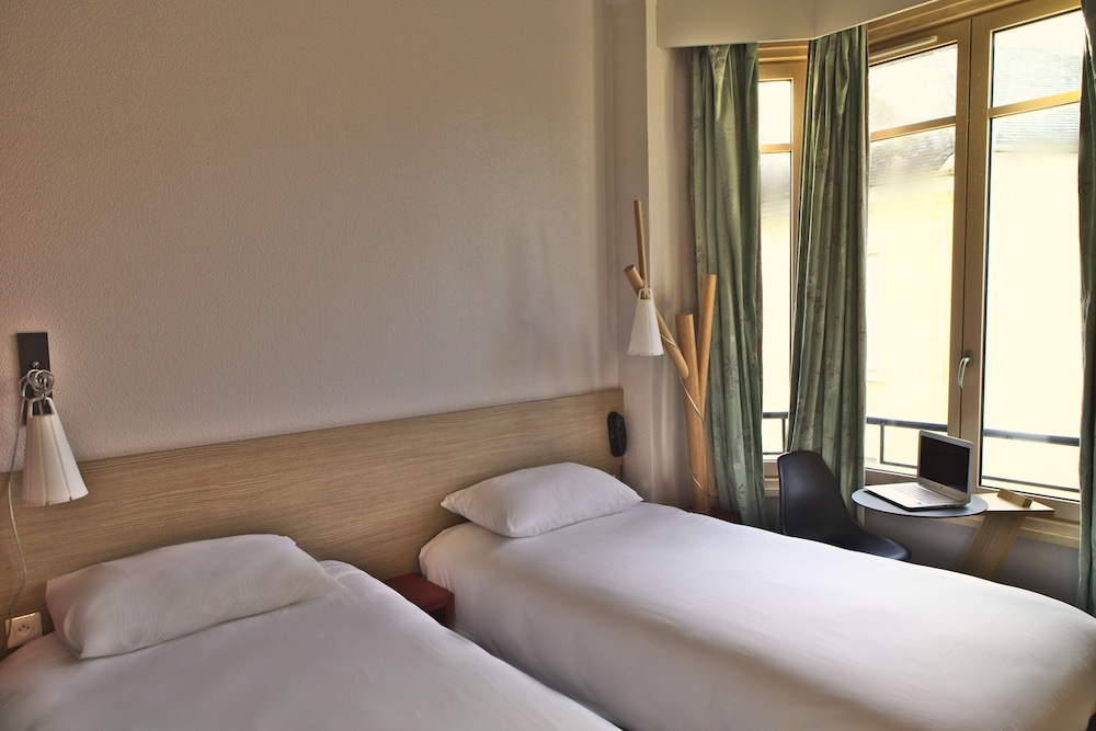 Habitación estándar con una cama individual del hotel Ibis Styles Moulins Centre. Foto 1