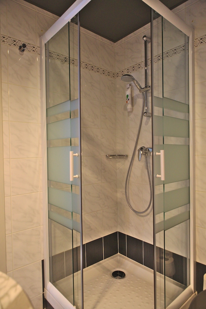 Habitación estándar con 1 cama doble y 1 sofá del hotel Ibis Styles Moulins Centre. Foto 5