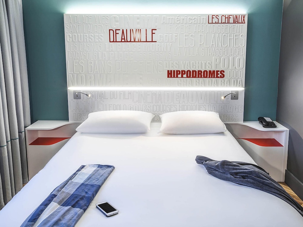 Habitación con 1 cama doble y balcón del hotel Ibis Styles Deauville Centre