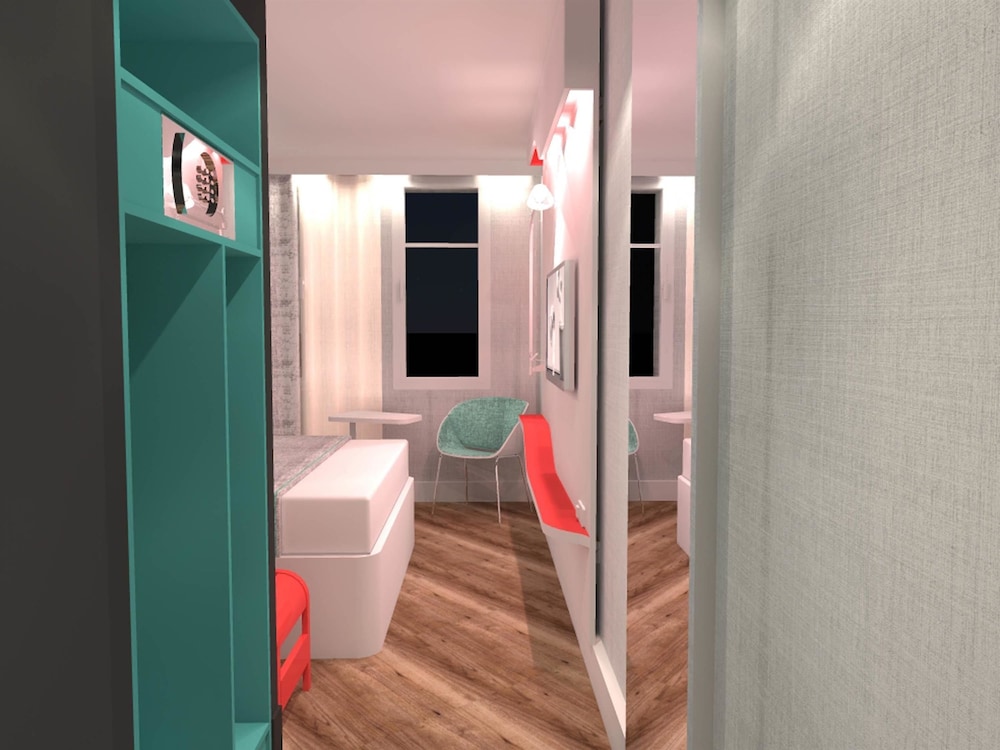 Habitación con 1 cama doble y balcón del hotel Ibis Styles Deauville Centre. Foto 1