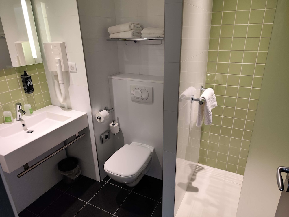 Habitación con 1 cama doble y balcón del hotel Ibis Styles Deauville Centre. Foto 3