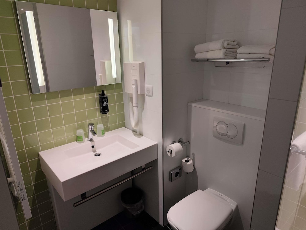 Habitación con 1 cama doble y balcón del hotel Ibis Styles Deauville Centre. Foto 6