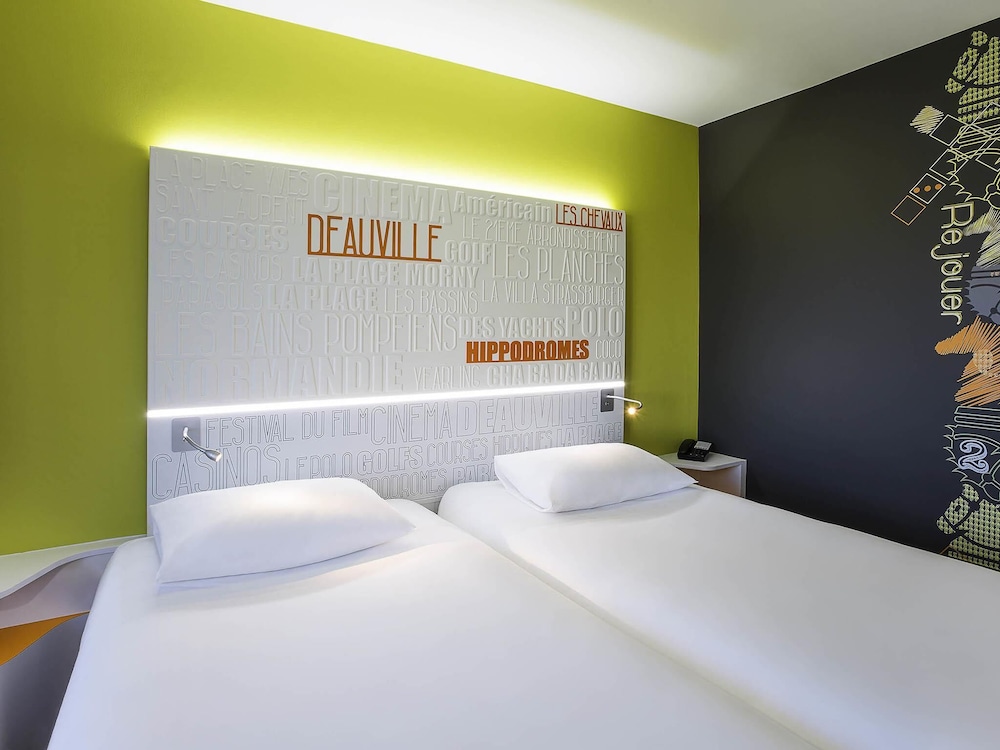Habitación estándar con camas individuales del hotel Ibis Styles Deauville Centre. Foto 2