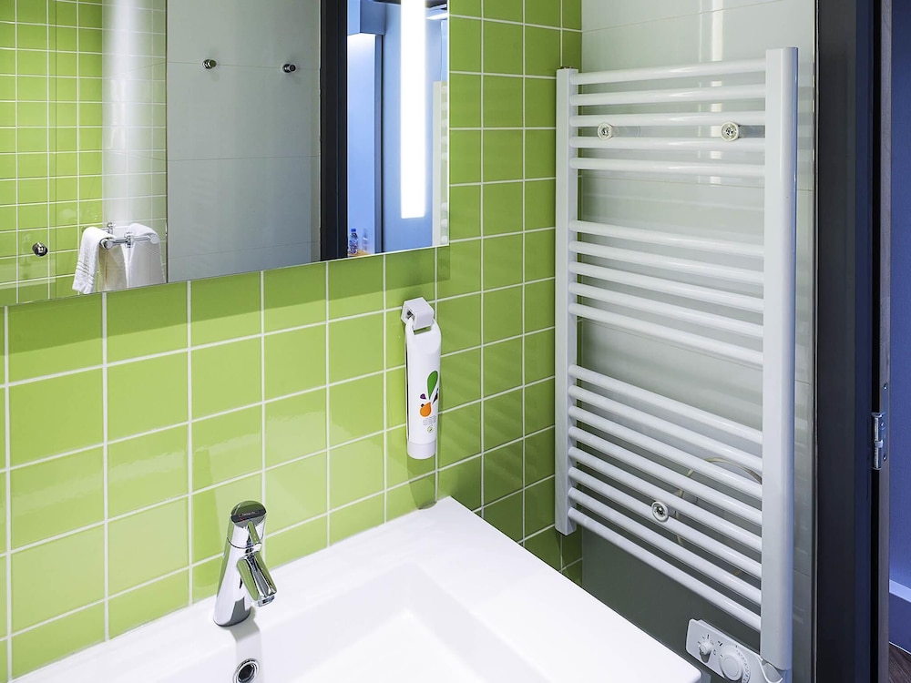 Habitación estándar con camas individuales del hotel Ibis Styles Deauville Centre. Foto 4