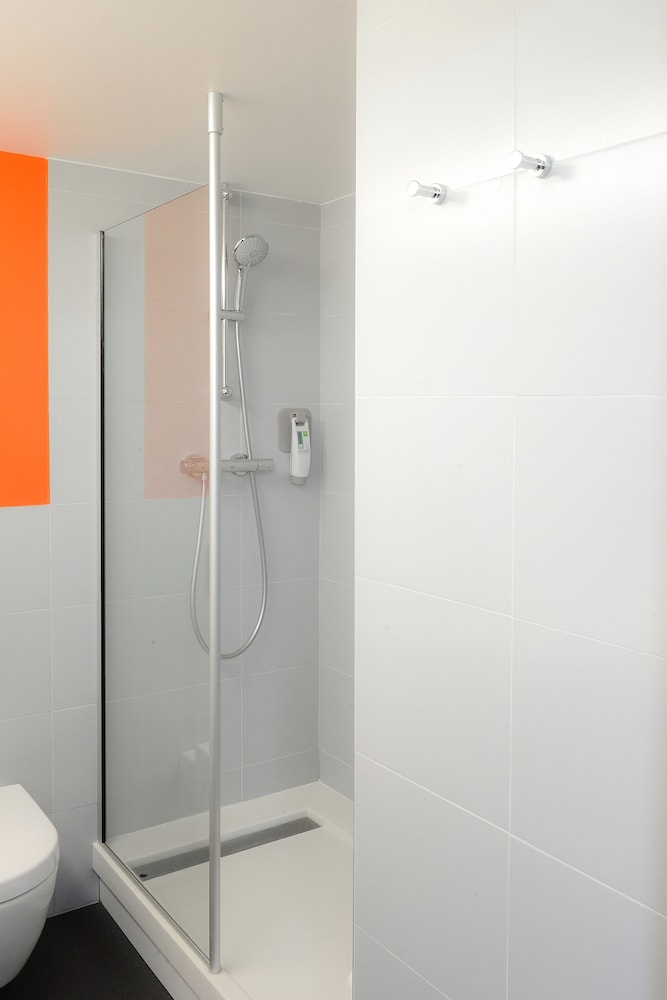 Habitación estándar con dos camas individuales del hotel Ibis Styles Caen Centre Gare. Foto 10