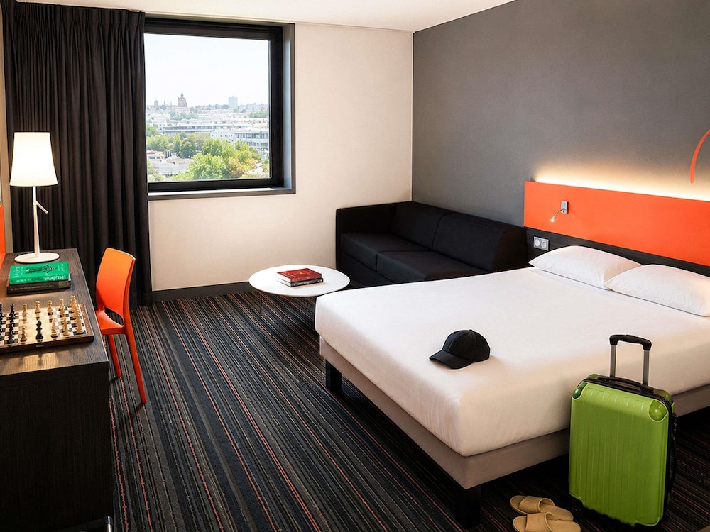Suite estándar con 1 cama doble y 1 sofá - cama doble del hotel Ibis Styles Caen Centre Gare