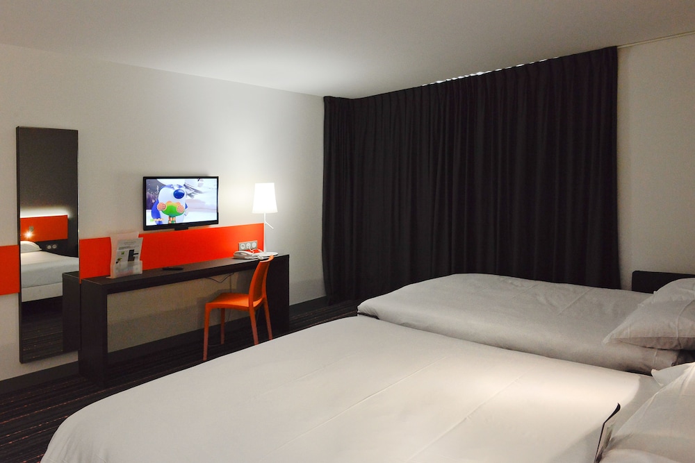 Suite estándar con 1 cama doble y 1 sofá - cama doble del hotel Ibis Styles Caen Centre Gare. Foto 2