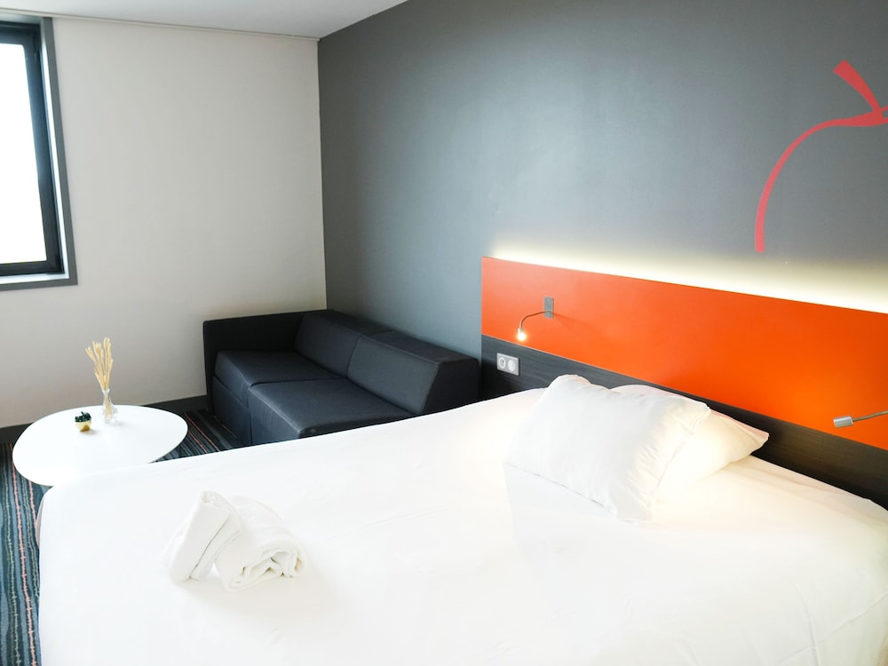 Suite estándar con 1 cama doble y 1 sofá - cama doble del hotel Ibis Styles Caen Centre Gare. Foto 3
