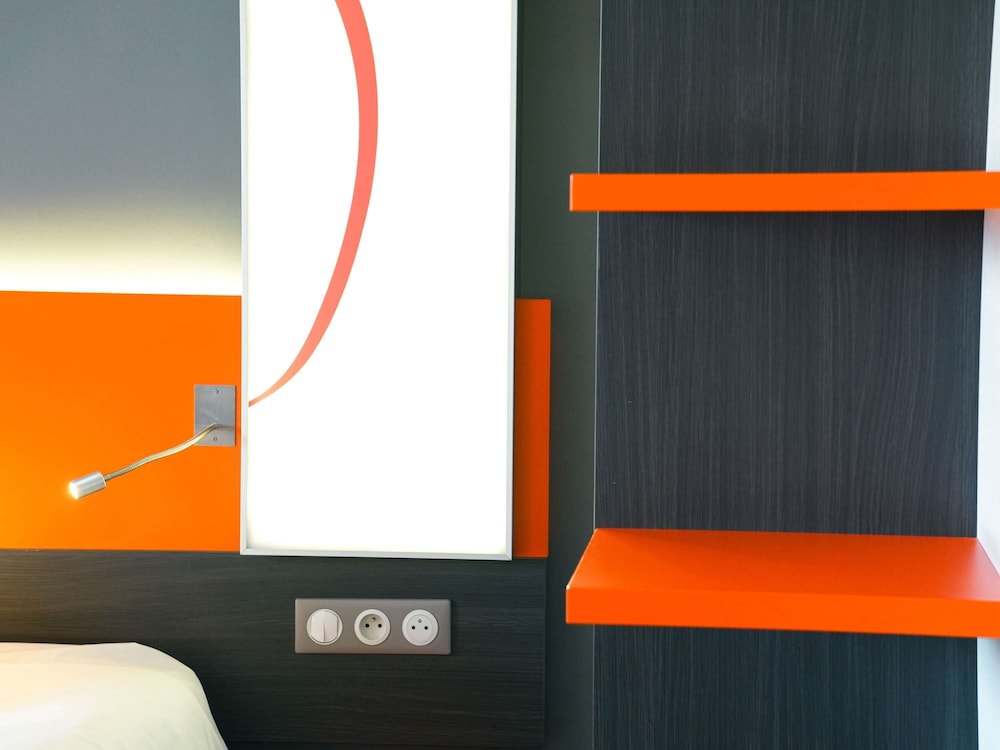 Suite estándar con 1 cama doble y 1 sofá - cama doble del hotel Ibis Styles Caen Centre Gare. Foto 9