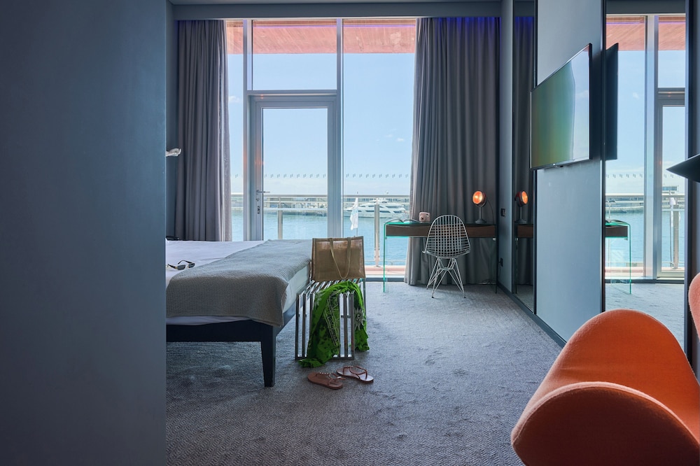Habitación superior con 1 cama doble o 2 individuales del hotel Pestana Cr7 Funchal. Foto 4