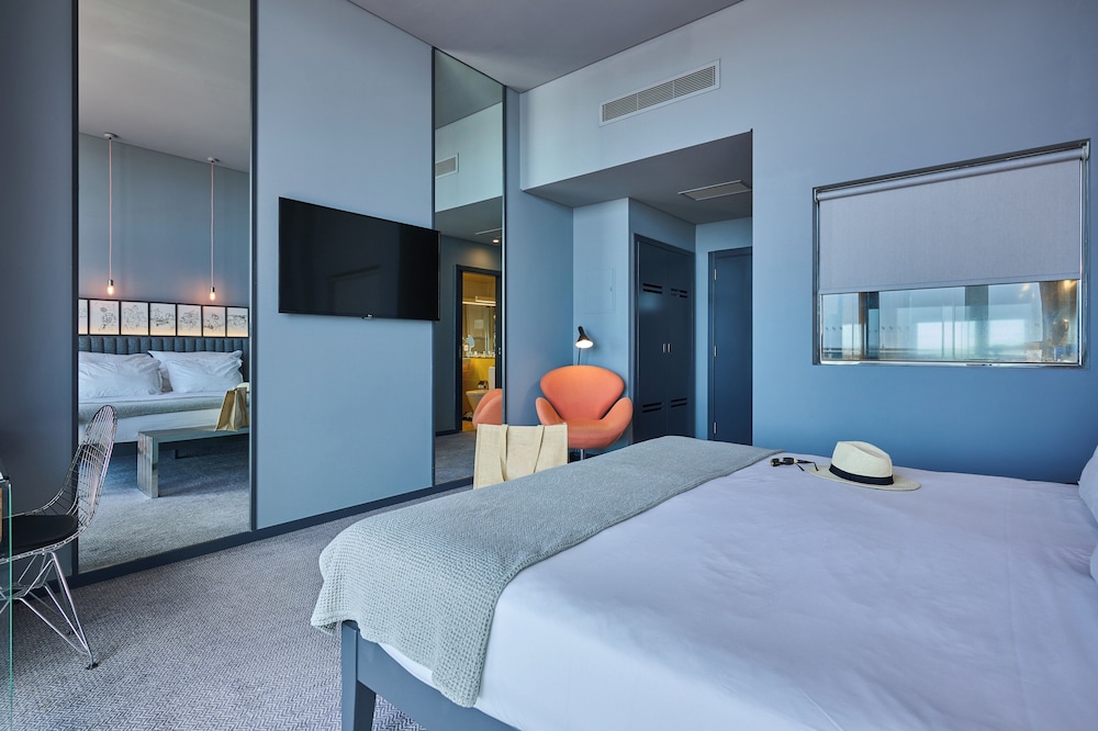 Habitación superior con 1 cama doble o 2 individuales del hotel Pestana Cr7 Funchal. Foto 8