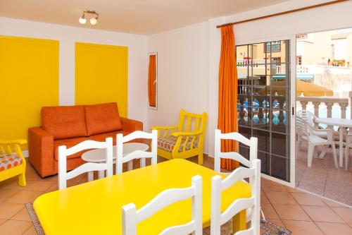 Suite Familiar con vistas a la piscina del hotel Maxorata Beach. Foto 2