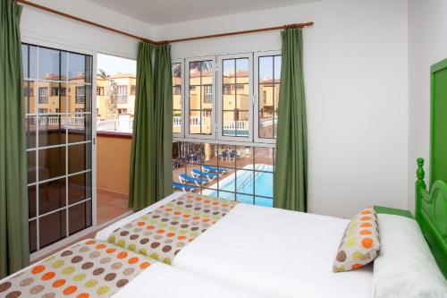 Suite Familiar con vistas a la piscina del hotel Maxorata Beach. Foto 1