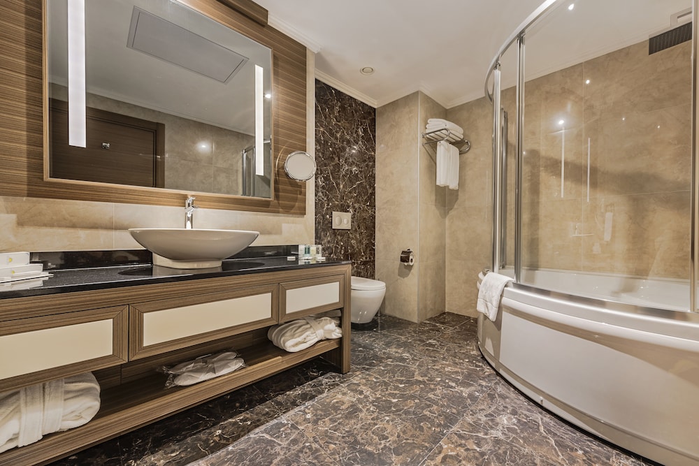 Suite Ejecutiva con 1 Cama King Size y un Salón del hotel Downtown Ankara Hotel. Foto 4
