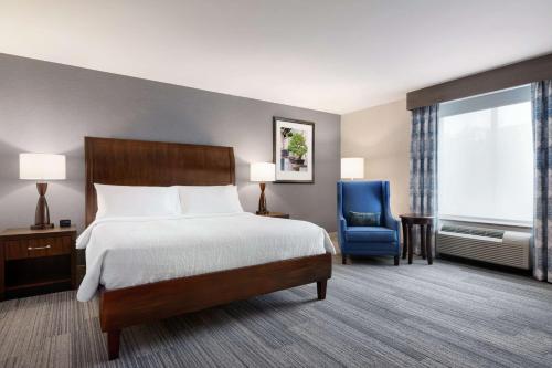 Habitación con ducha a ras de suelo, adaptada para personas de movilidad reducida - Cama extragrande del hotel Hilton Garden Inn Stony Brook. Foto 2