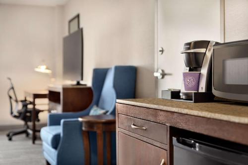 Habitación con ducha a ras de suelo, adaptada para personas de movilidad reducida - Cama extragrande del hotel Hilton Garden Inn Stony Brook. Foto 3