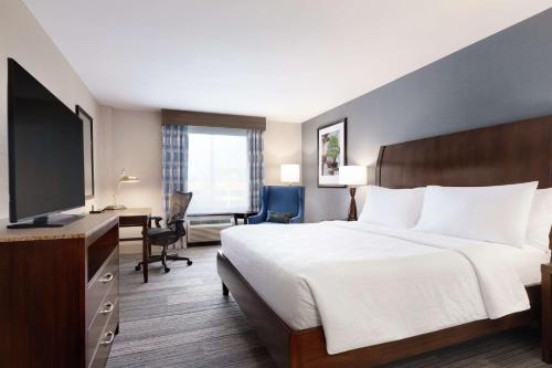 Habitación con cama extragrande. del hotel Hilton Garden Inn Stony Brook