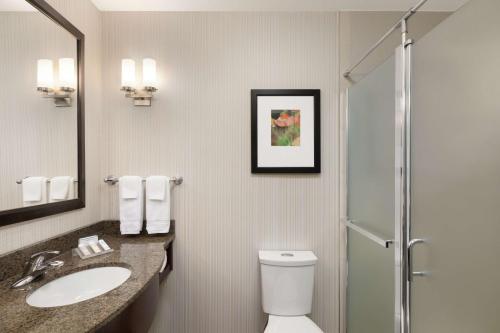 Habitación con cama extragrande. del hotel Hilton Garden Inn Stony Brook. Foto 2