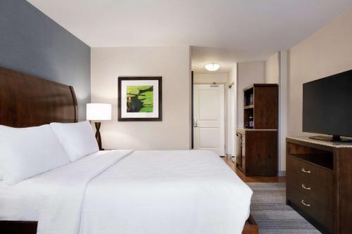 Habitación con cama extragrande - Adaptada para personas con discapacidad auditiva del hotel Hilton Garden Inn Stony Brook. Foto 5