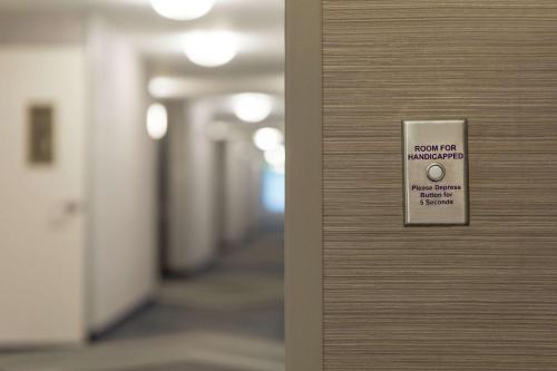 Suite Junior adaptada para personas con discapacidad auditiva - Cama extragrande del hotel Hilton Garden Inn Stony Brook. Foto 3