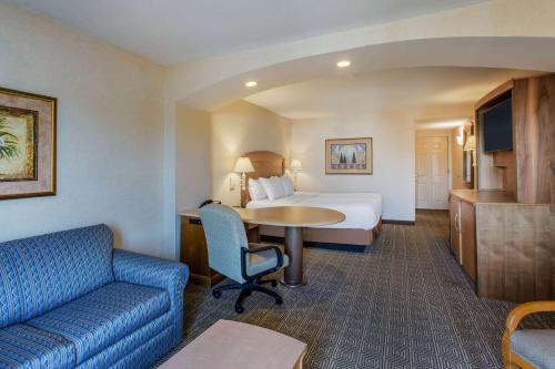 Suite adaptada para personas con movilidad reducida/discapacidad auditiva - No fumadores - Cama extragrande del hotel La Quinta Inn & Suites by Wyndham Islip - MacArthur Airport. Foto 4