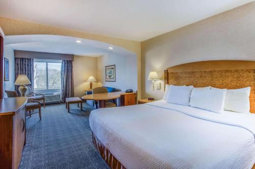 Suite con cama extragrande del hotel La Quinta Inn & Suites by Wyndham Islip - MacArthur Airport. Foto 2