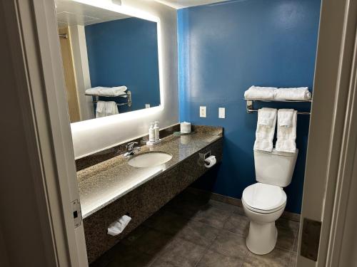 Habitación con 2 camas grandes - No fumadores del hotel La Quinta Inn & Suites by Wyndham Islip - MacArthur Airport. Foto 6