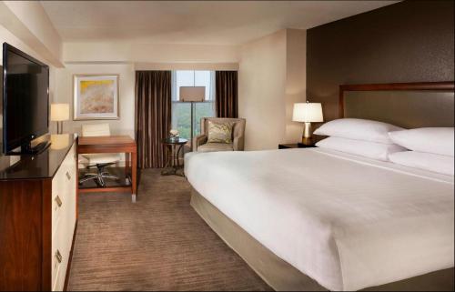 Habitación con cama extragrande y vistas al campo de golf del hotel Hyatt Regency Long Island at Wind Watch Golf Club. Foto 4