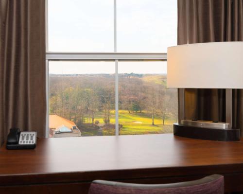 Habitación con cama extragrande y vistas al campo de golf del hotel Hyatt Regency Long Island at Wind Watch Golf Club. Foto 7