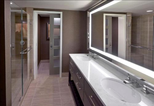 Suite de 1 dormitorio del hotel Hyatt Regency Long Island at Wind Watch Golf Club. Foto 7