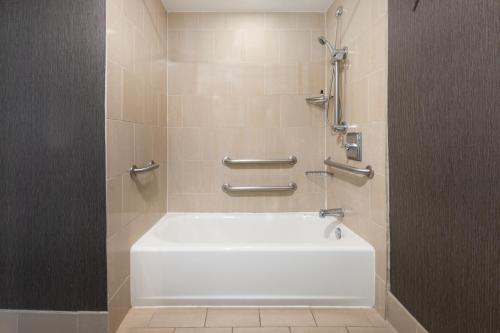 Habitación con cama extragrande y bañera adaptada - Adaptada para personas de movilidad reducida del hotel Hyatt Regency Long Island