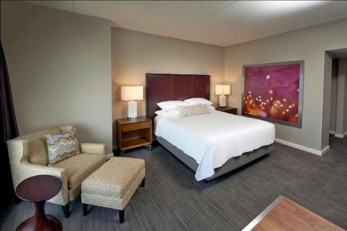 Habitación con cama extragrande y bañera adaptada - Adaptada para personas de movilidad reducida del hotel Hyatt Regency Long Island. Foto 4