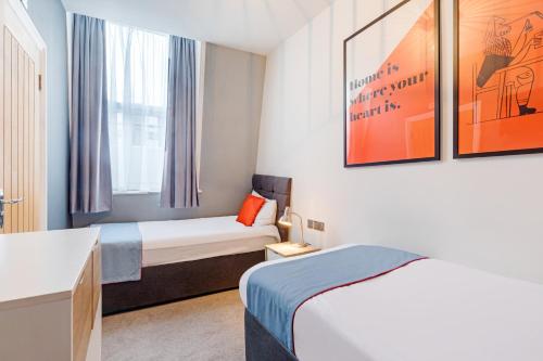 Habitación Doble Deluxe - 2 camas del hotel OYO Apollo Hotel Bayswater. Foto 1