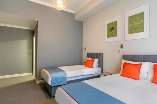 Habitación Triple Estándar del hotel OYO Apollo Hotel Bayswater. Foto 1