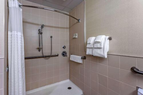 Habitación con cama extragrande y ducha accesible en silla de ruedas - Adaptada para personas con discapacidad - No fumadores del hotel Comfort Inn Syosset. Foto 4