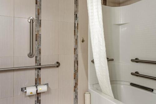 Habitación Doble con 2 camas dobles - Adaptada para personas con movilidad reducida/No fumadores del hotel Econo Lodge Hicksville. Foto 1