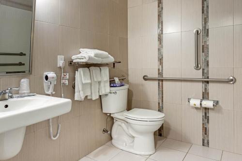 Habitación Doble con 2 camas dobles - Adaptada para personas con movilidad reducida/No fumadores del hotel Econo Lodge Hicksville. Foto 2