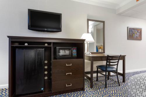 Habitación con cama extragrande adaptada para persona de movilidad reducida - No fumadores del hotel Econo Lodge Hicksville