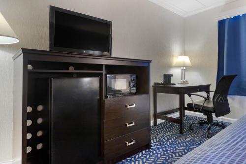 Habitación con cama extragrande adaptada para persona de movilidad reducida - No fumadores del hotel Econo Lodge Hicksville. Foto 1