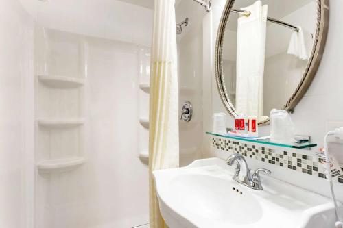 Habitación Doble con 2 camas dobles - No fumadores del hotel Econo Lodge Hicksville. Foto 4