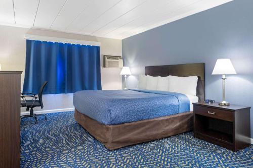 Habitación - 1 cama extragrande - No fumadores del hotel Econo Lodge Hicksville