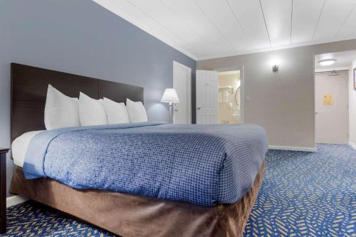 Habitación - 1 cama extragrande - No fumadores del hotel Econo Lodge Hicksville. Foto 3