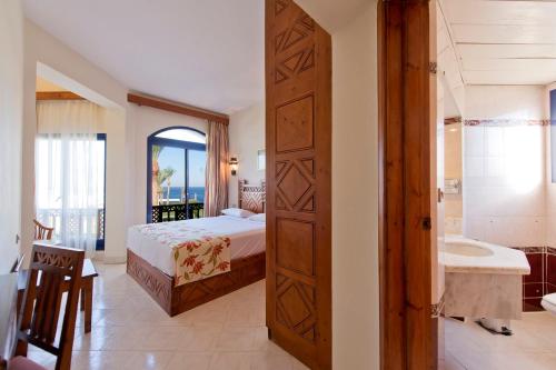 Suite con vistas al mar del hotel Amphoras Beach. Foto 1