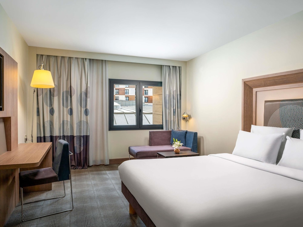 Habitación Superior con 1 Cama Queen Size y Sofá del hotel Novotel Istanbul Bosphorus. Foto 2