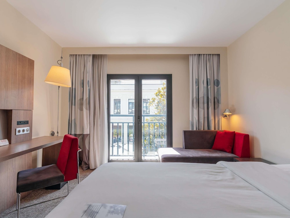 Habitación Superior con 1 Cama Queen Size y Sofá del hotel Novotel Istanbul Bosphorus. Foto 4